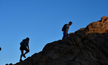2 people hiking in dahab
